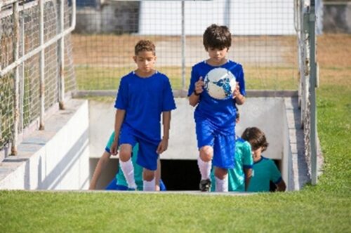 kinderen die het veld opkomen