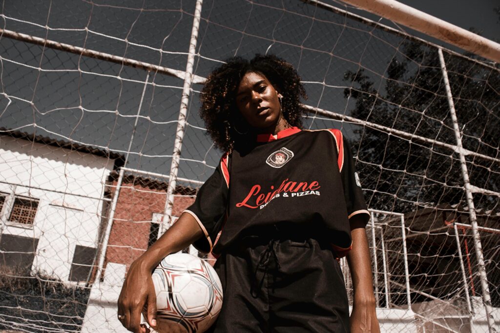 dame in voetbalshirt
